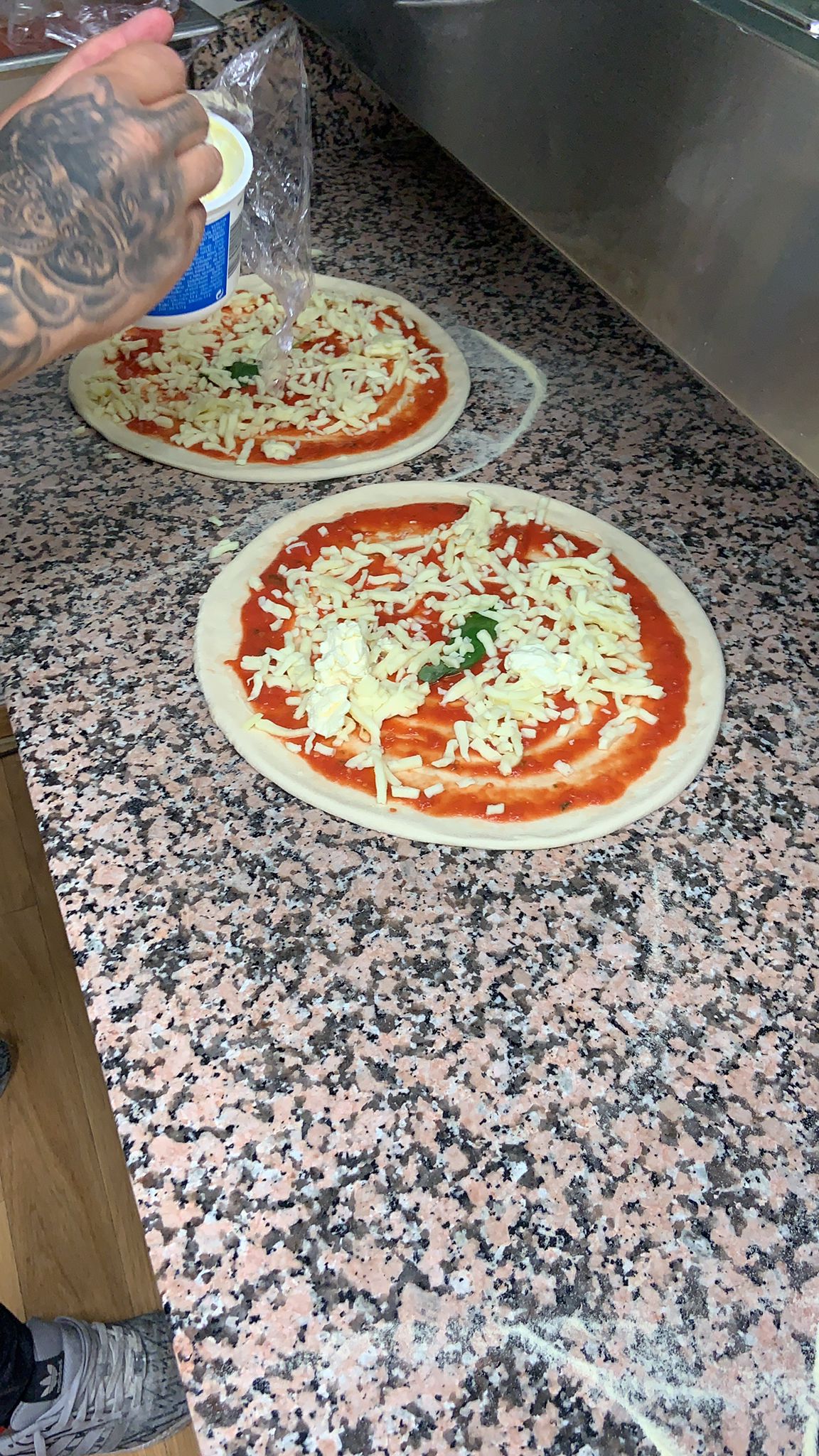 pizza-with-Fior-di-Latte-Vegane-Pizza-bei-Gustav